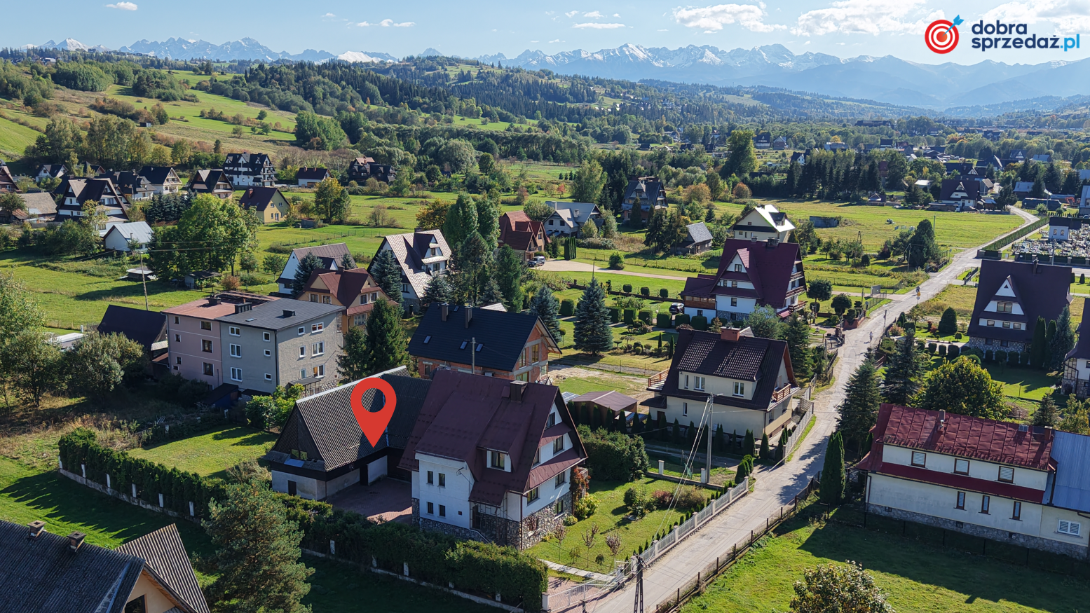 Dom z widokiem na Tatry, dużą działką oraz zabudowaniami gospodarczymi